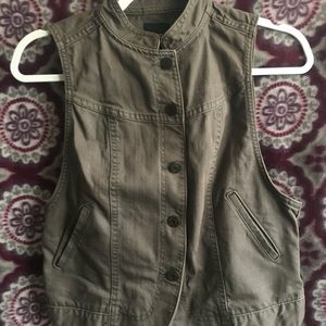Sleeveless vest